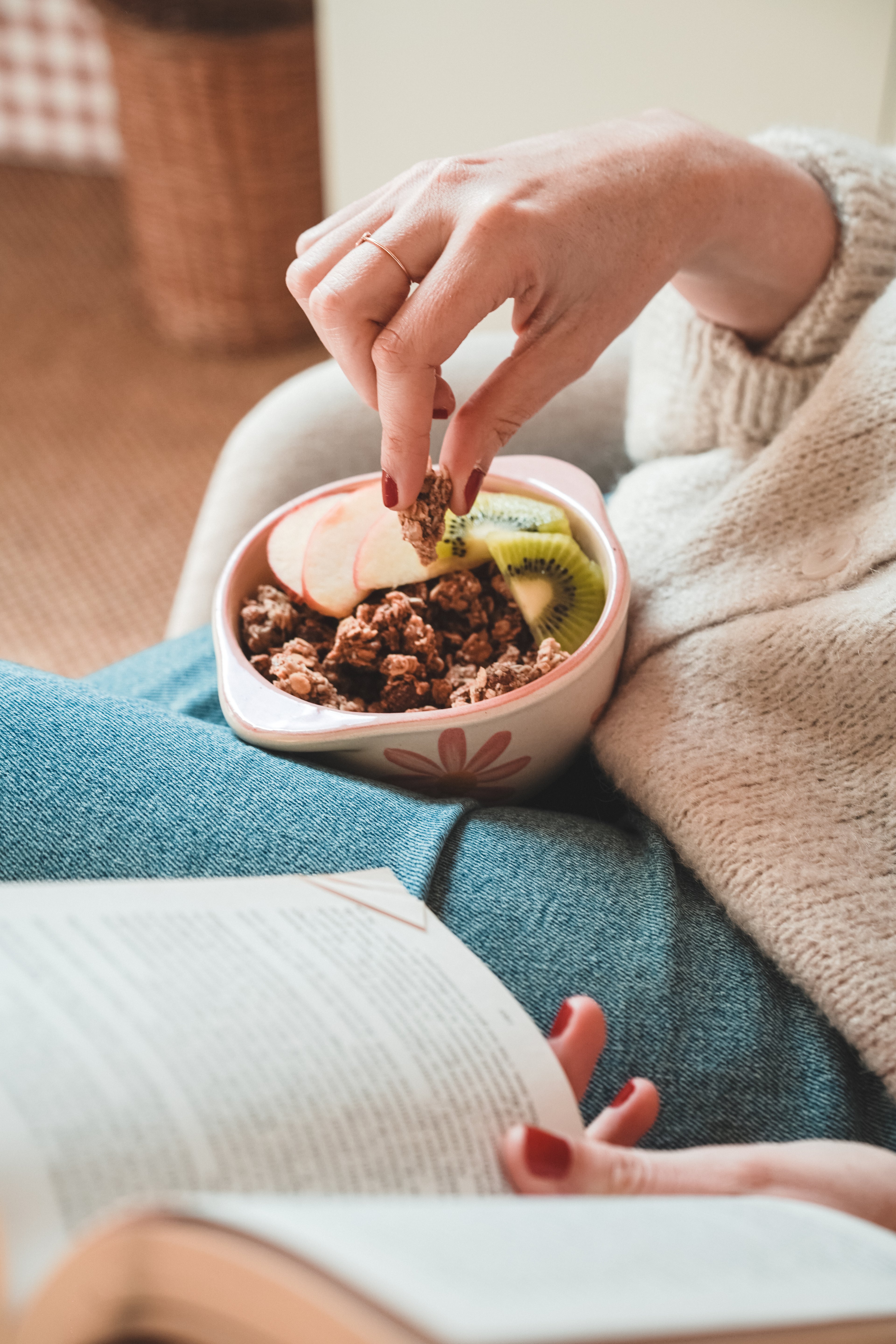 Du granola dans un bol avec des tranches de pommes et de kiwi
