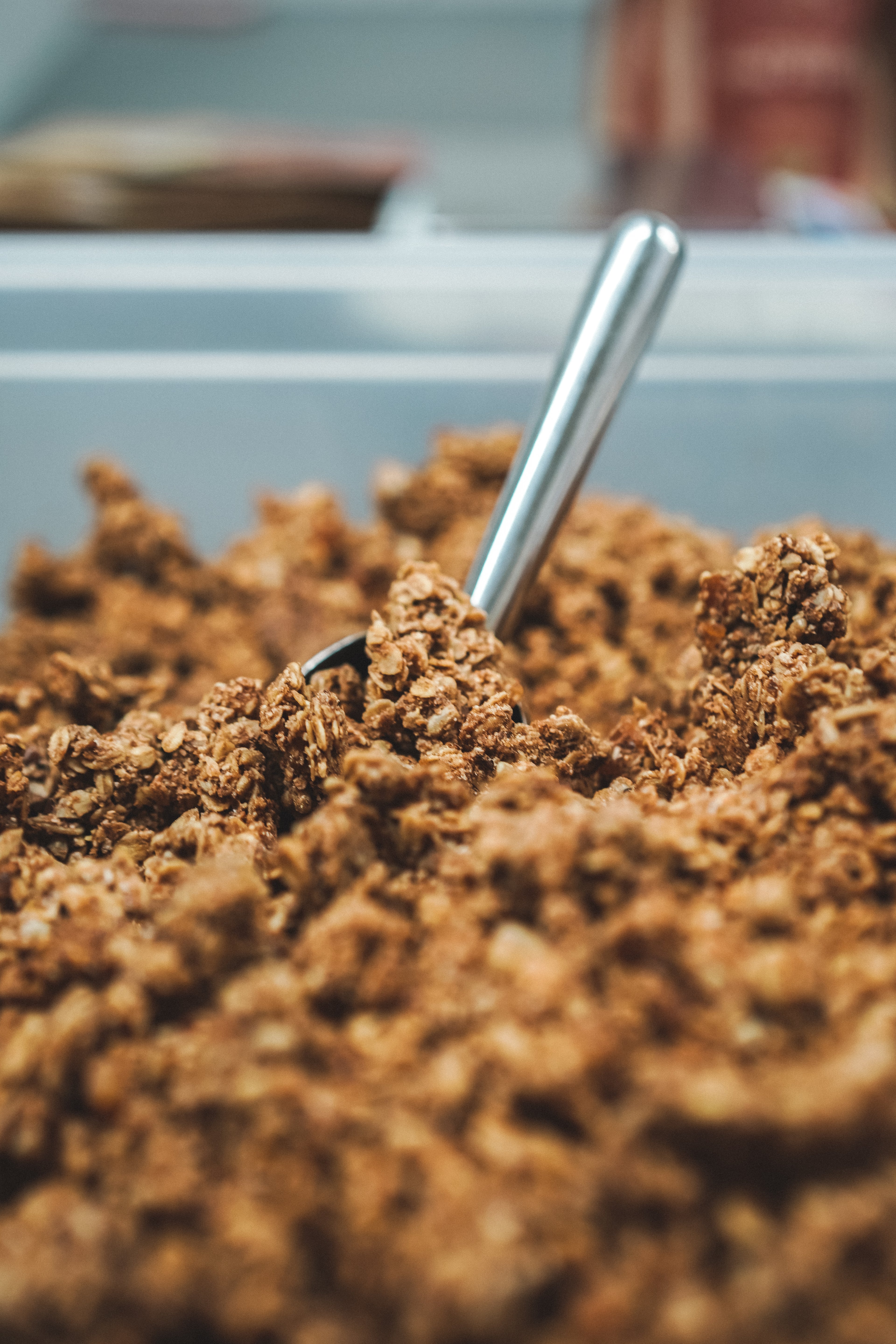 une pelle en métal dans un bac de granola bio